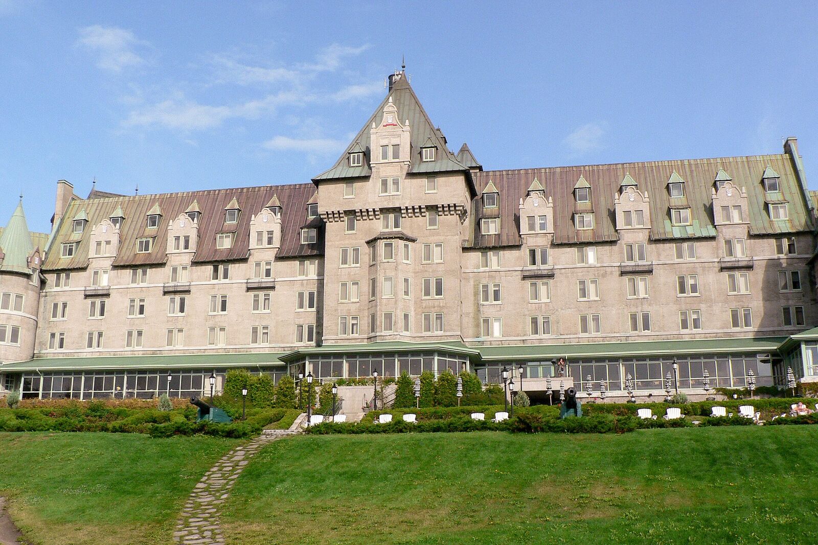 Fairmont Le Manoir Richelieu château and lawn